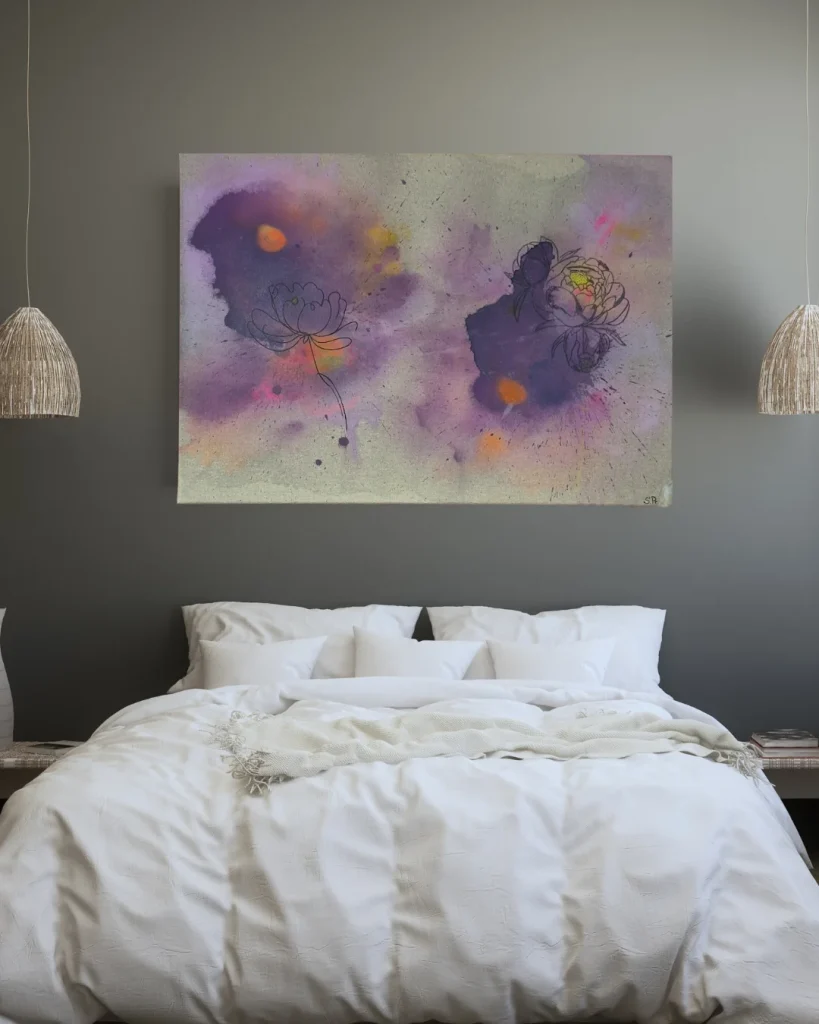 Seelenbild in Violett und Blau über einem Bett