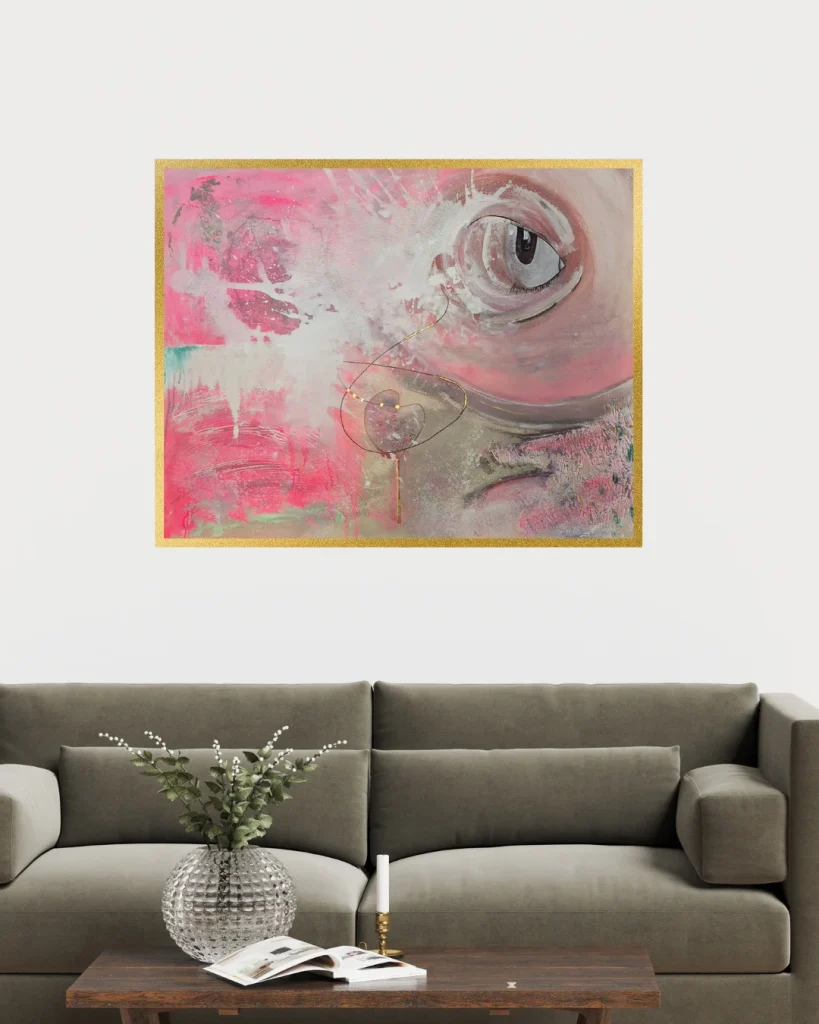 Seelenbild in Rosa über einem grauen Sofa