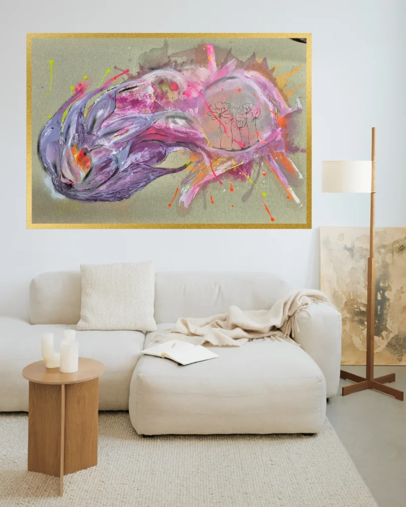 Seelenbild in Rosa und Violett über einem hellen Sofa