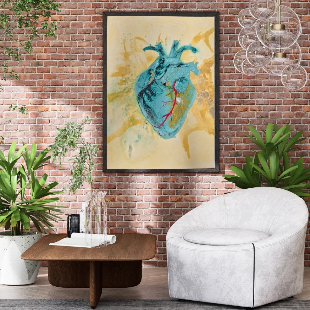 Seelenbild eines anatomischen Herzens in Türkis und Gold, gerahmt an einer Backsteinwand