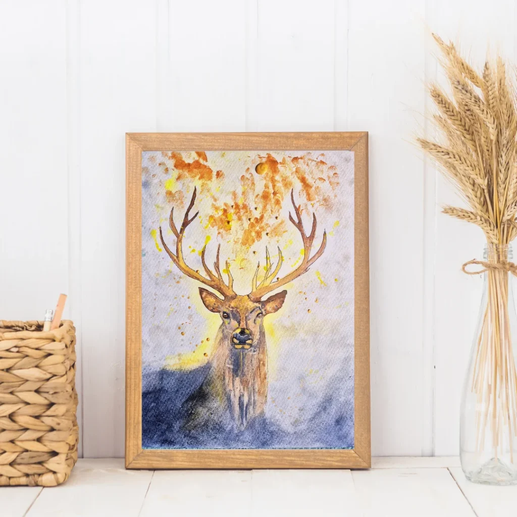 Seelenbild eines Hirschs mit goldenem Geweih und Herbstlaub, gerahmt an heller Wand
