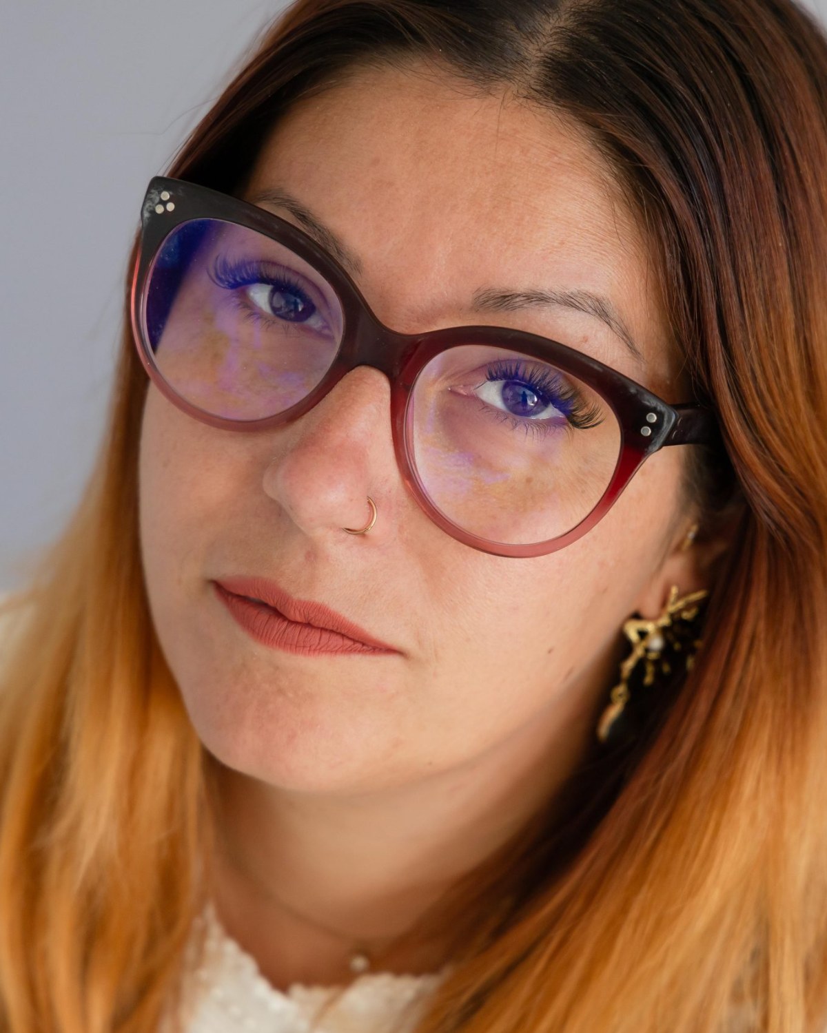 Sandra Steinkönig schaut mit Brille direkt in die Kamera, Nahaufnahme